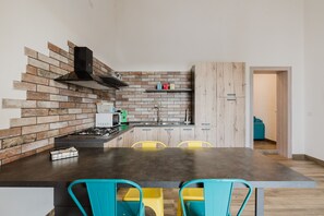 Fridge, microwave, stovetop, coffee/tea maker - Holiday Home 'Da Mariano Apartment 2' with Shared Garden, Wi-Fi and Air Conditioning (Mazara del Vallo)