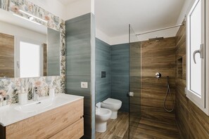Ducha, secador de pelo, toallas