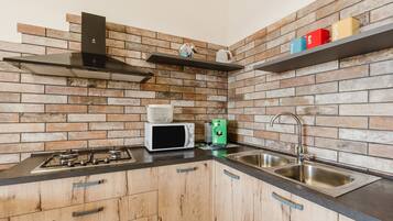 Frigorifero, microonde, piano cottura, macchina per tè/caffè