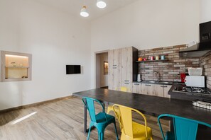 Een koelkast, een microgolfoven, een kookplaat