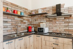 Een koelkast, een microgolfoven, een kookplaat