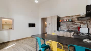 Frigorifero, microonde, piano cottura, macchina per tè/caffè