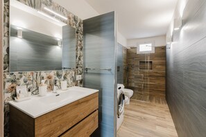 Shower, hair dryer, towels