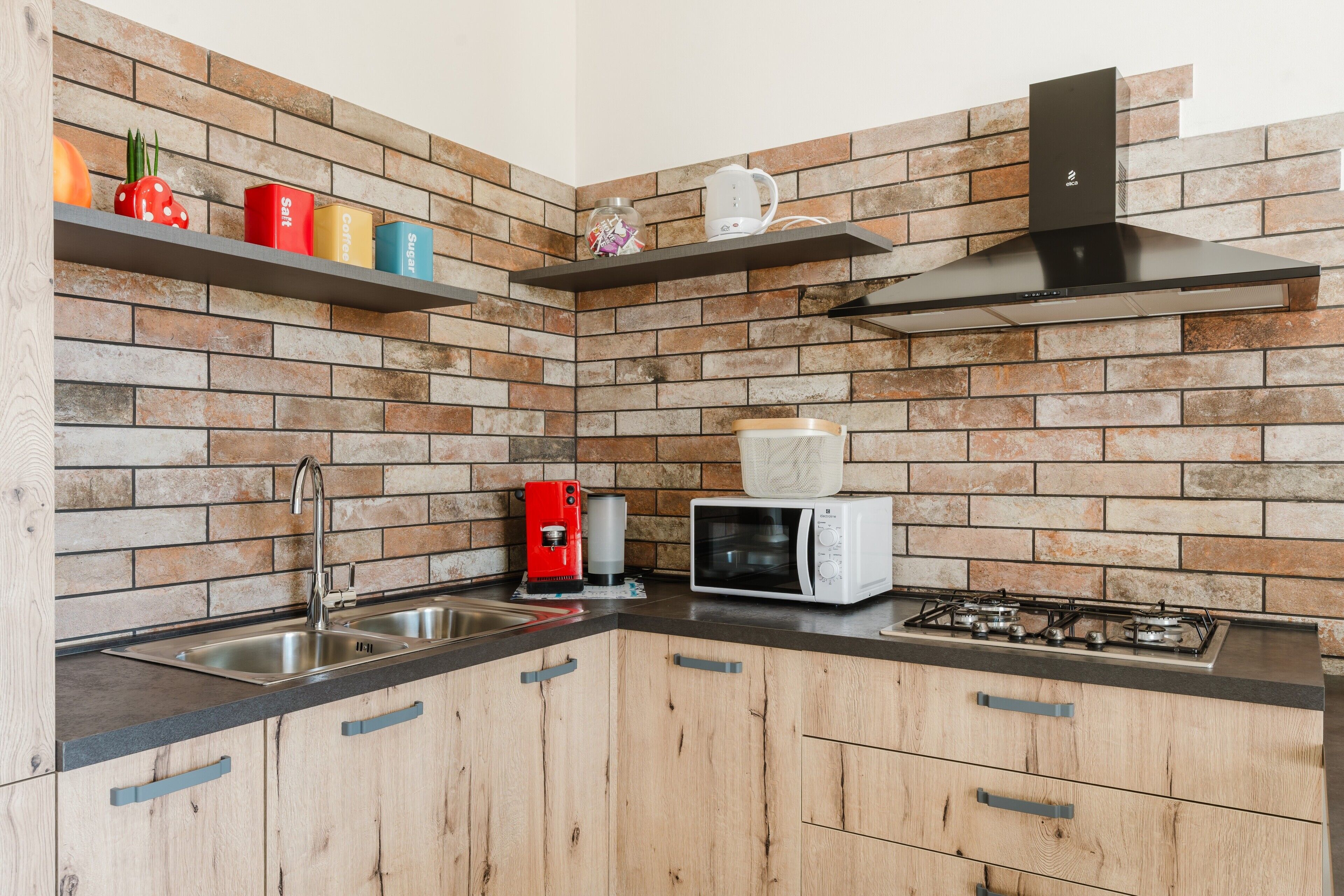 Kühlschrank, Mikrowelle, Herdplatte, Wasserkocher mit Kaffee-/Teezubehör