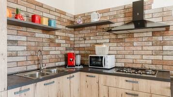 Kühlschrank, Mikrowelle, Herdplatte, Wasserkocher mit Kaffee-/Teezubehör