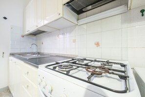 Kühlschrank, Ofen, Herdplatte, Wasserkocher mit Kaffee-/Teezubehör