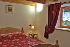 2 bedrooms, free WiFi, bed sheets - Vacation Home "Casa Girod - Il Rustico" with Mountain View, Private Terrace & Wi-Fi (Fontainemore AO)