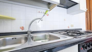 Coffee/tea maker, fridge, oven, stovetop