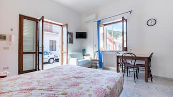 1 bedroom, iron/ironing board, WiFi (free), bed sheets
