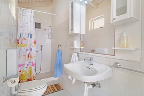 Dusj, toalettartikler (inkludert), hårføner og håndklær