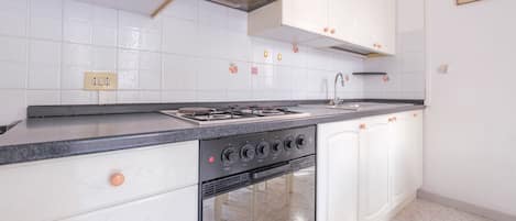 Kühlschrank, Ofen, Herdplatte, Wasserkocher mit Kaffee-/Teezubehör