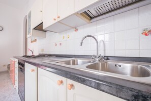 Refrigerador, horno, parrilla de estufa y cafetera y tetera 