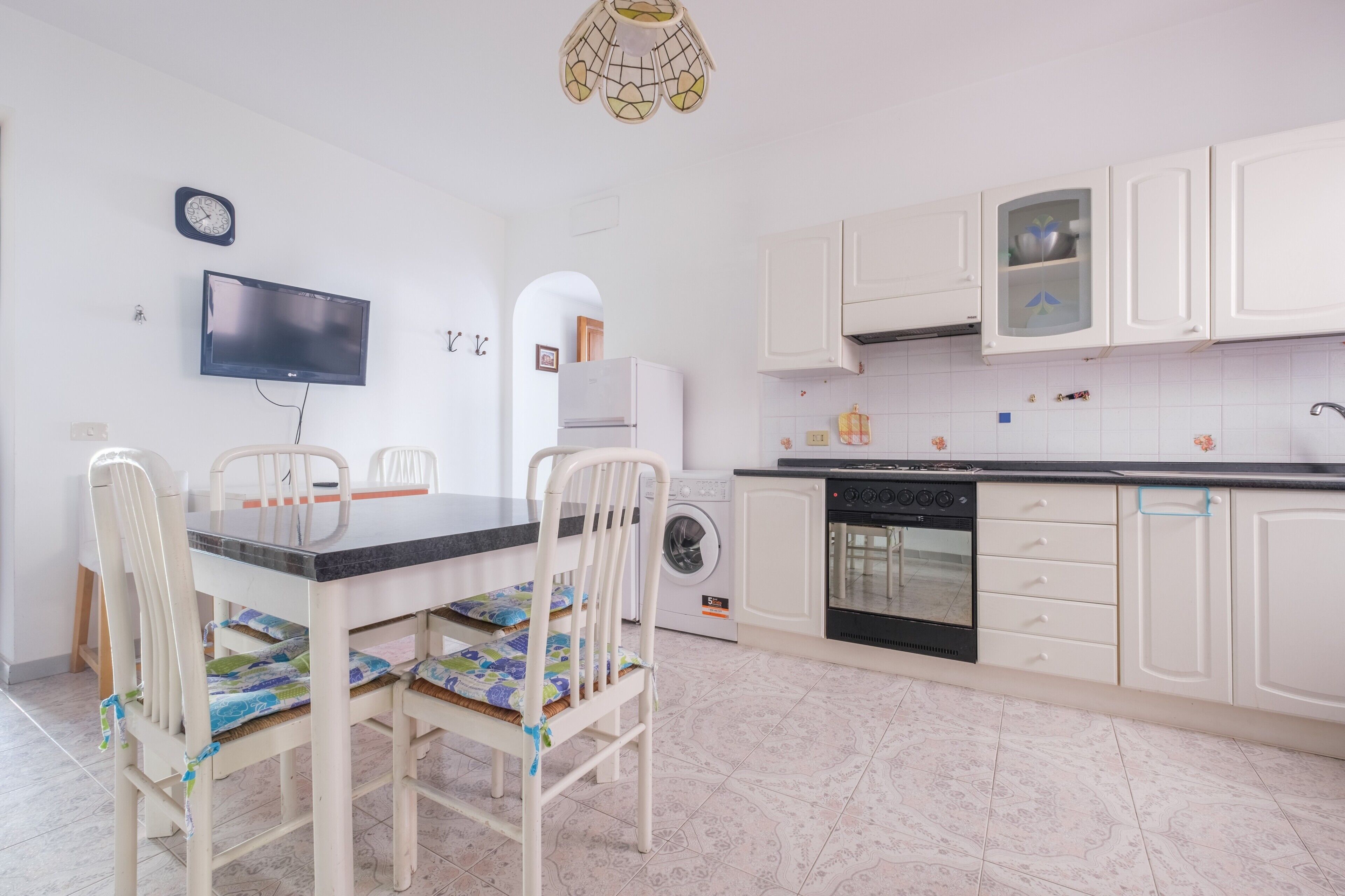 Coffee/tea maker, fridge, oven, stovetop