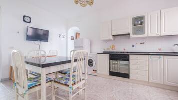 Coffee/tea maker, fridge, oven, stovetop