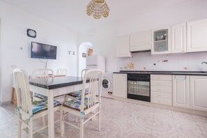 Fridge, oven, stovetop, coffee/tea maker