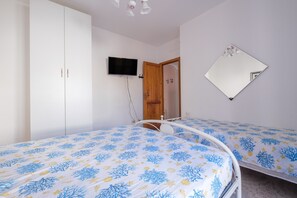 1 habitación, tabla de planchar con plancha, wifi gratis y ropa de cama 