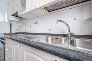 Réfrigérateur, un four, surface de cuisson, cafetiÚre-théiÚre