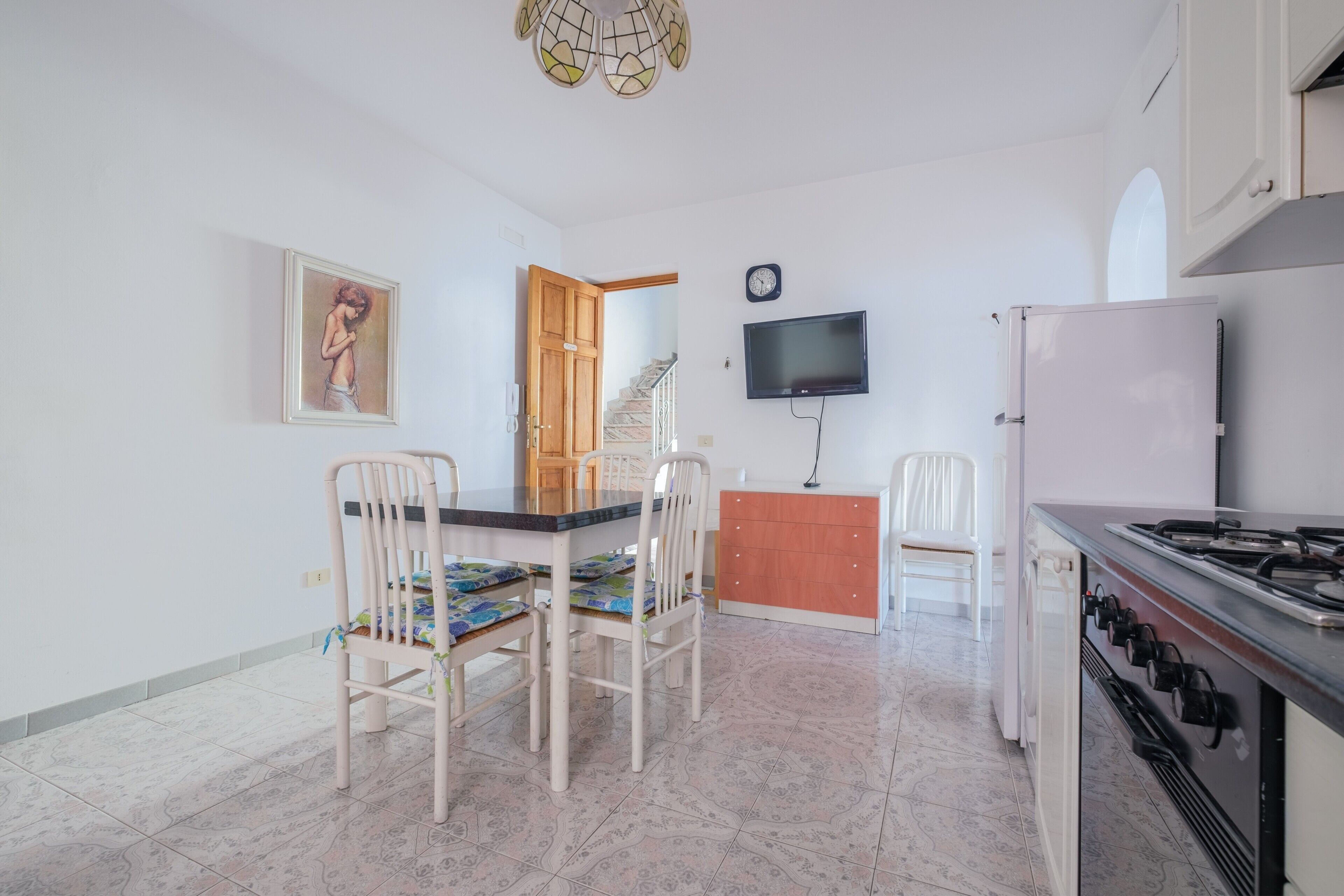 Coffee/tea maker, fridge, oven, stovetop
