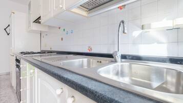 Coffee/tea maker, fridge, oven, stovetop
