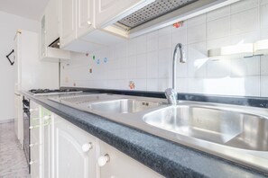 Fridge, oven, stovetop, coffee/tea maker - Holiday Apartment "Case Vacanza Armando Bilo Vulcano" near Beach with Balcony & Wi-Fi (Lipari)