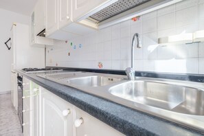 Kühlschrank, Ofen, Herdplatte, Wasserkocher mit Kaffee-/Teezubehör