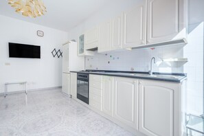 Fridge, oven, stovetop, coffee/tea maker - Holiday Apartment "Case Vacanza Armando Bilo Vulcano" near Beach with Balcony & Wi-Fi (Lipari)