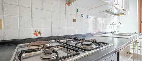 Køleskab, ovn, kogeplade, kaffe-/temaskine