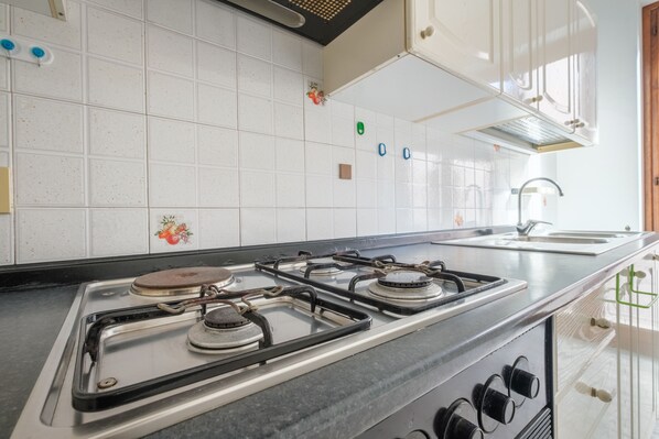 Kühlschrank, Ofen, Herdplatte, Wasserkocher mit Kaffee-/Teezubehör