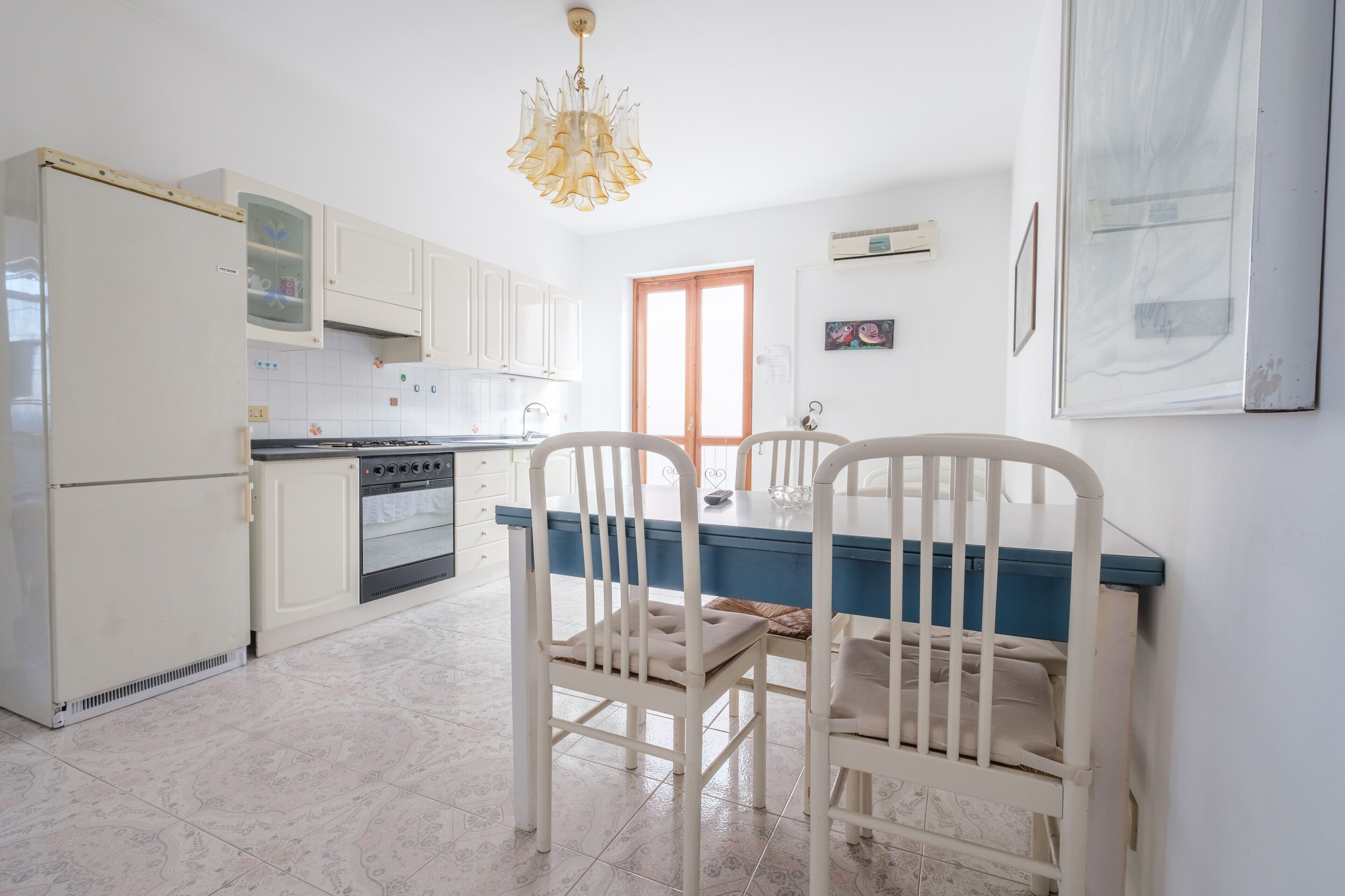 Coffee/tea maker, fridge, oven, stovetop