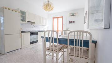 Coffee/tea maker, fridge, oven, stovetop