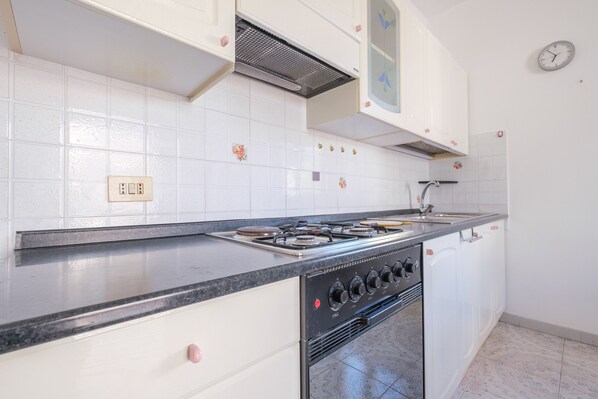 Kühlschrank, Ofen, Herdplatte, Wasserkocher mit Kaffee-/Teezubehör