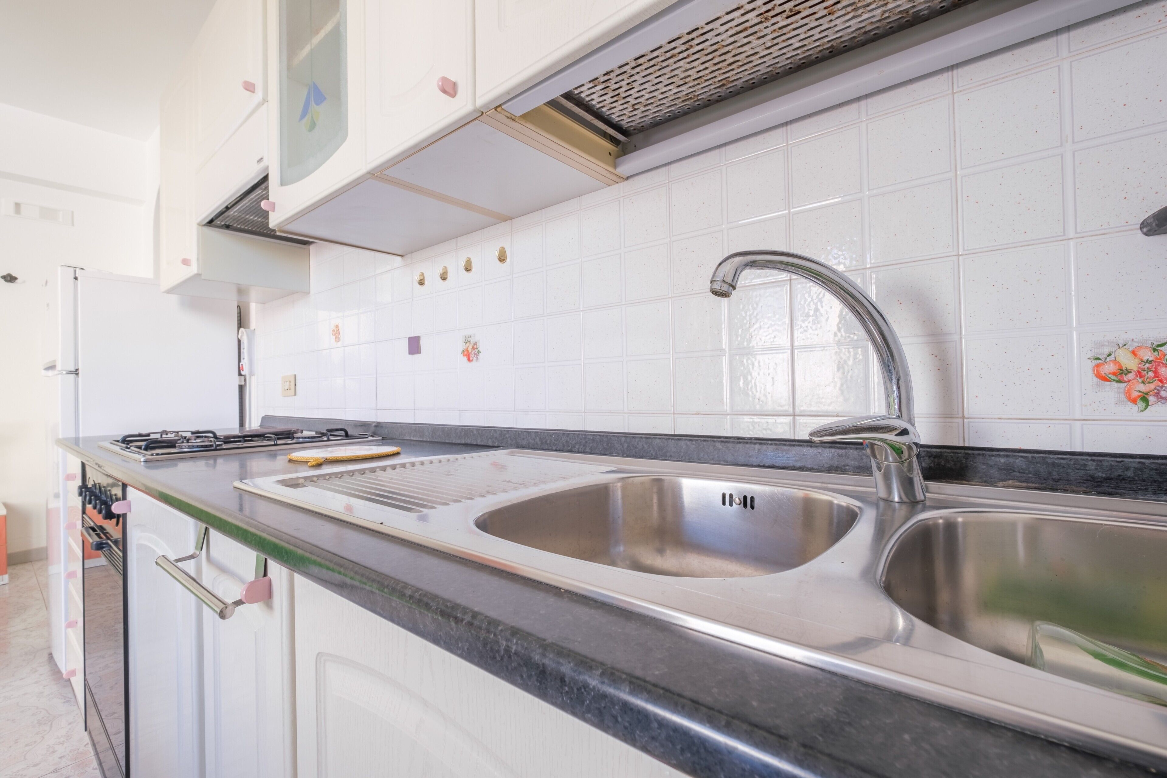 Wasserkocher mit Kaffee-/Teezubehör, Kühlschrank, Ofen, Herdplatte