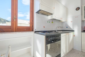 Jääkaappi, uuni, liesi, kahvin-/teenkeitin