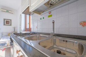 Frigorifero, forno, piano cottura, macchina per tè/caffè