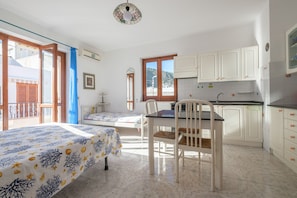 1 habitación, tabla de planchar con plancha, wifi gratis y ropa de cama 