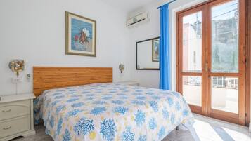 1 bedroom, iron/ironing board, WiFi (free), bed sheets