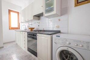 Fridge, oven, stovetop, coffee/tea maker