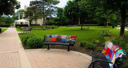 DT Libertyville Apt near Naval Base w/ 50" TV!