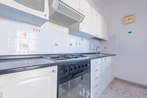 Kylskåp, ugn, spishäll och kaffe- och tebryggare