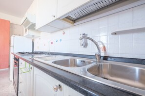 Kühlschrank, Ofen, Herdplatte, Wasserkocher mit Kaffee-/Teezubehör