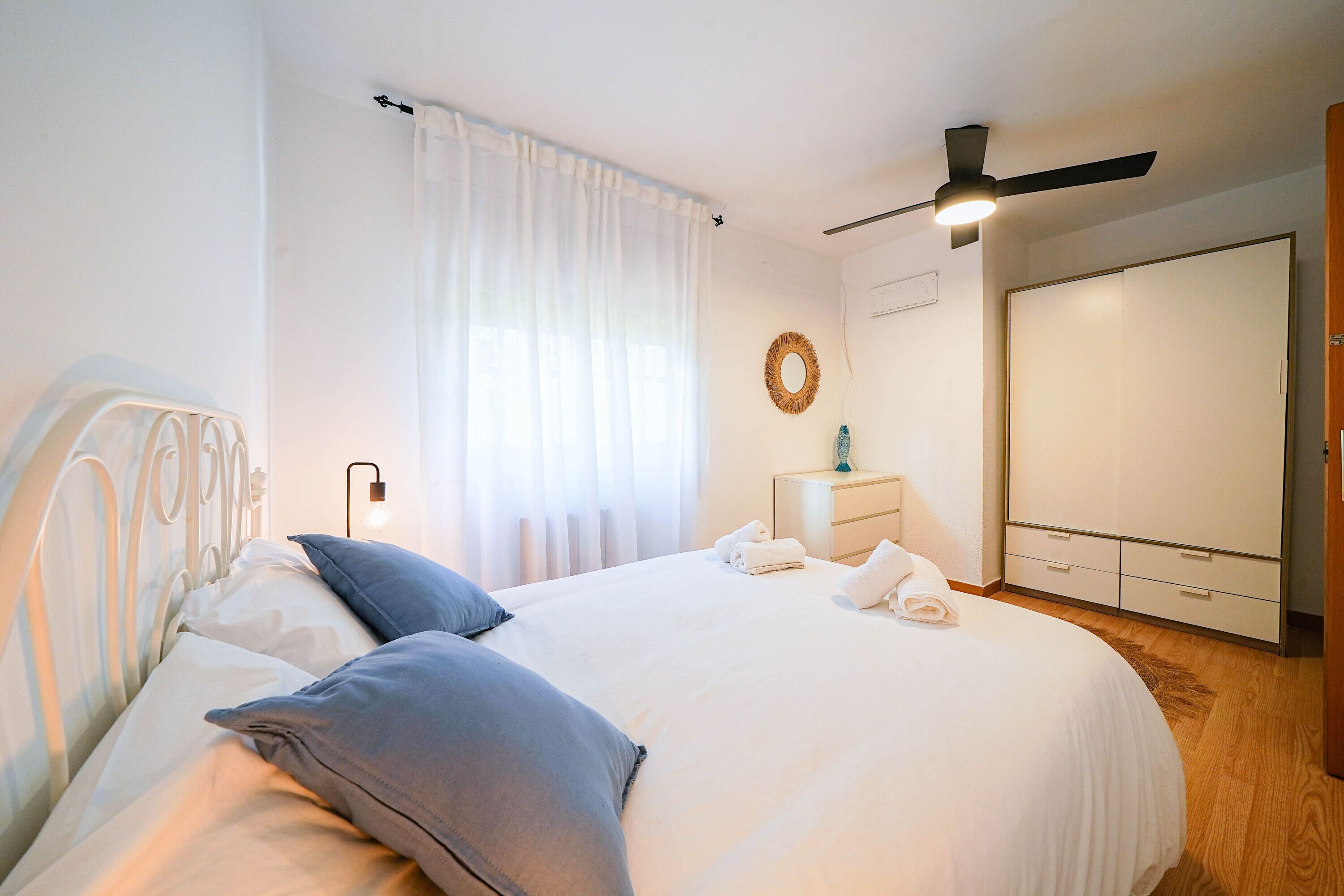 3 slaapkamers, een strijkplank/strijkijzer, gratis wifi, beddengoed