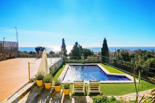 Ferienhaus 'Villa Mar' mit Meerblick, privatem Pool und WLAN