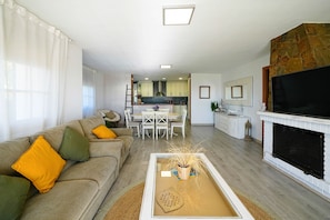 TV - Holiday Home 'Villa Mar' with Sea Views, Private Pool and Wi-Fi (Teià)