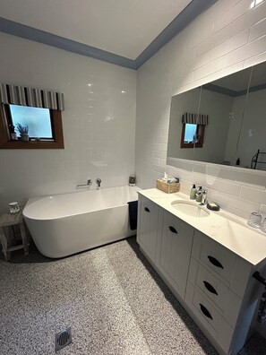 Hair dryer, towels, soap, shampoo - Nellie’s Cottage - delightful boutique mountains cottage (Katoomba)