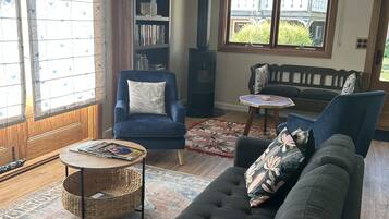 TV connectée, lecteur de DVD, livres, vidéothÚque