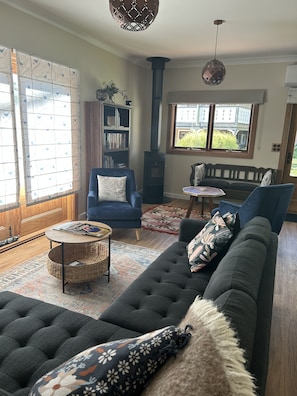 Smart-TV, DVD-spiller, bøker og filmbibliotek