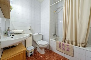 Een douche, een haardroger, handdoeken