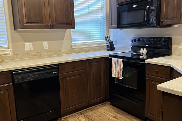 Een koelkast, een magnetron, een oven, een kookplaat