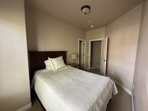 3 chambres, fer et planche à repasser, lit parapluie, Wi-Fi gratuit