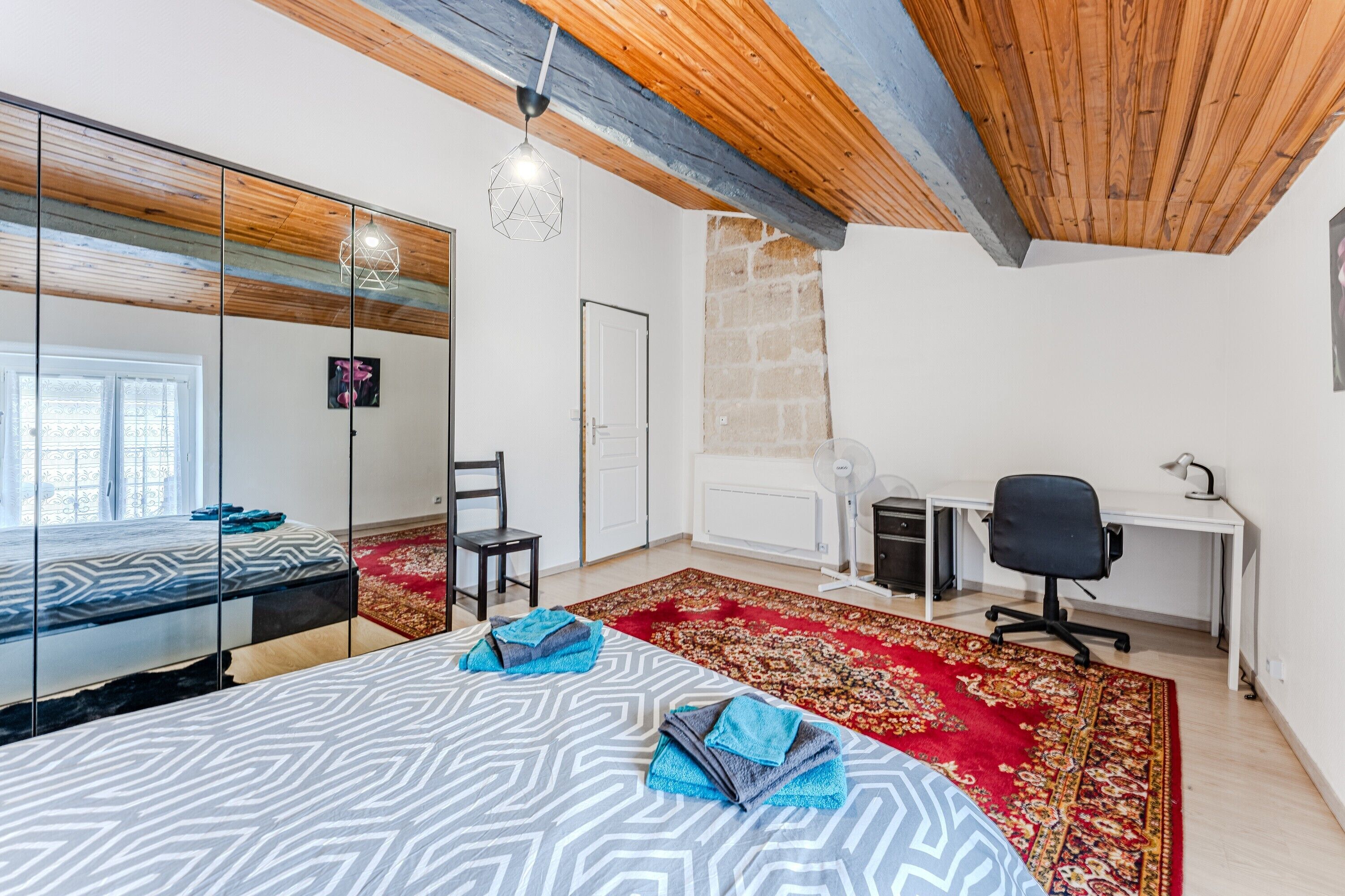 2 chambres, fer et planche à repasser, Wi-Fi gratuit, draps fournis